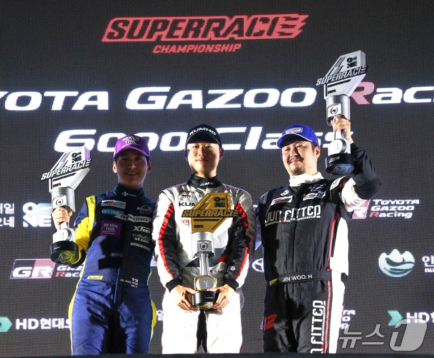본문 이미지 - 9일 강원도 인제 스피디움에서 열린 &#39;2025 오네 슈퍼레이스 챔피언십&#39; 토요타 가주 레이싱 6000 클래스 5라운드에서 이창욱 금호 SL 모터스포츠팀 선수&#40;가운데&#41;가 1위를 차지했다&#40;금호타이어 제공&#41;. 2025.08.09.