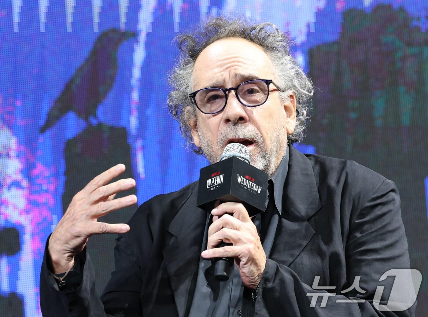 본문 이미지 - 팀 버튼 감독이 11일 오전 서울 종로구 포시즌스호텔에서 열린 넷플릭스 시리즈 ‘웬즈데이’ 시즌2 내한 기자간담회에 참석해 인사말을 하고 있다. '웬즈데이' 시즌2는 새 학기를 맞아 네버모어 아카데미에 돌아온 웬즈데이 아담스가 자신을 둘러싼 더 오싹하고 기이해진 미스터리를 마주한 가운데, 그 뒤에 숨겨진 진실을 찾아가는 이야기를 담은 넷플릭스 시리즈다. 2025.8.11/뉴스1 ⓒ News1 권현진 기자