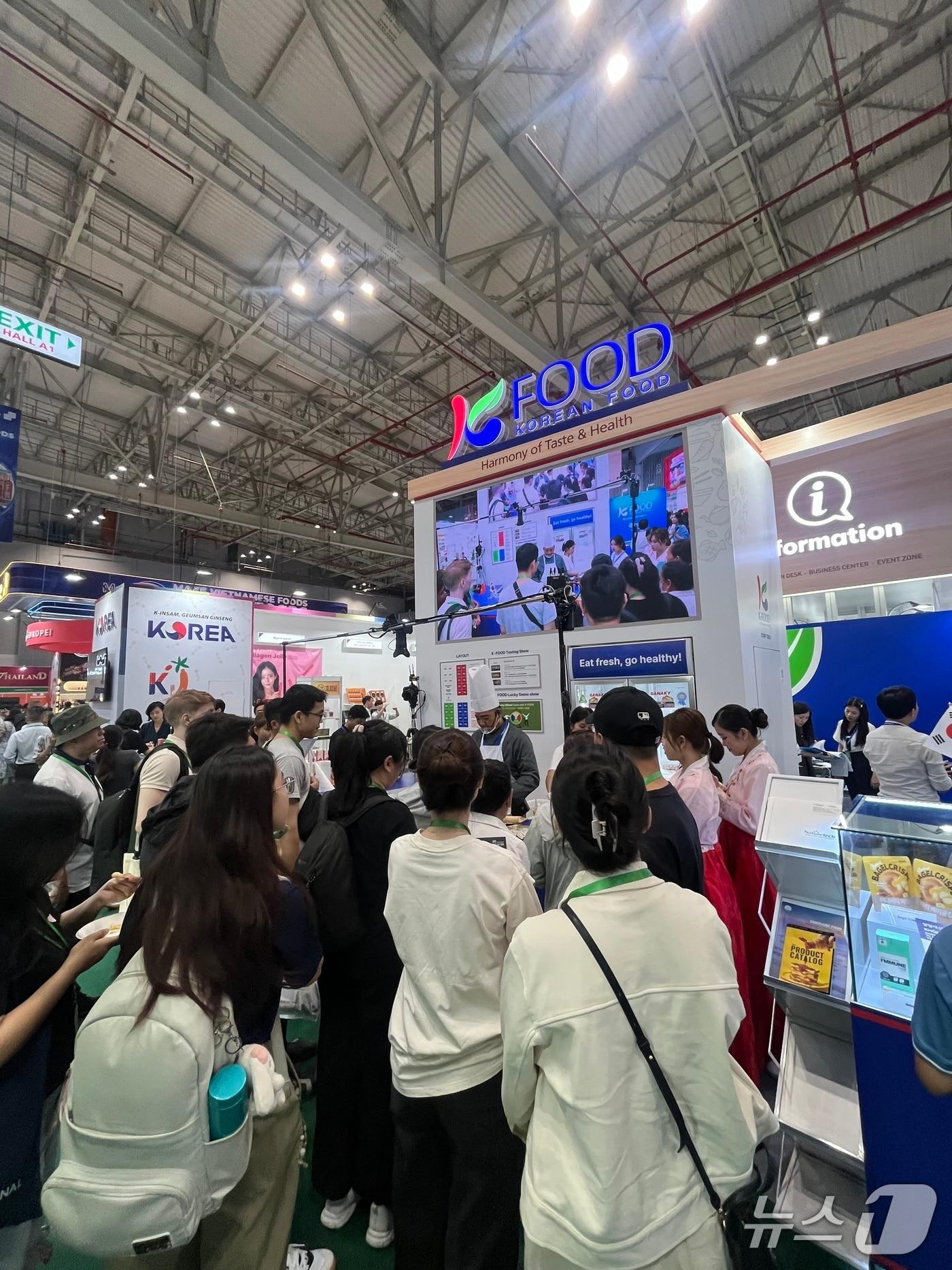 본문 이미지 - 전북도는 지난 7일부터 9일까지 베트남 호치민 SECC(사이공 전시컨벤션센터)에서 열린 'Vietfood & Beverage 2025'에 참가했다.(전북도제공. 재판매 및 DB금지)2025.8.11/뉴스1