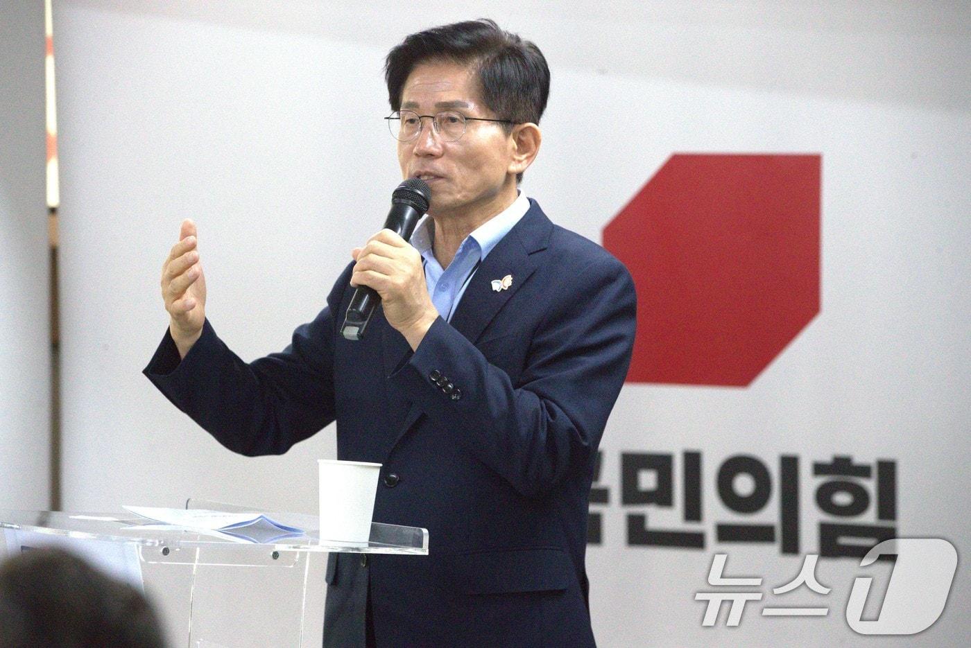 김문수 국민의힘 당대표 후보가 11일 김형동 의원의 경북 안동 지역구 사무실을 방문, 국민의힘 당원과 지지자들과 간담회를 하고 있다. 2025.8.11/뉴스1 ⓒ News1 신성훈 기자