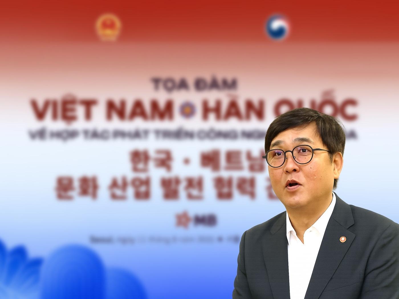 본문 이미지 - 한-베트남 문화산업 발전 협력 간담회에 참석한 최휘영 문화체육관광부 장관&#40;제작=chatGPT&#41;