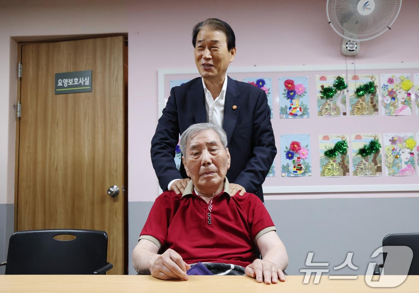 본문 이미지 - 권오을 국가보훈부 장관이 2025년 8월 11일 오전 광복 80년을 맞아 경기 수원시 장안구 수원보훈원을 방문해 오성규 애국지사(를 위문하고 있다. 2025.8.11 ⓒ 뉴스1 김영운 기자