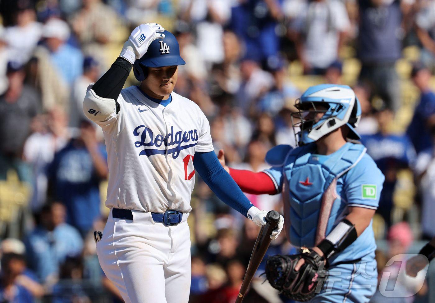 고개 숙인 오타니 쇼헤이. ⓒ AFP=뉴스1