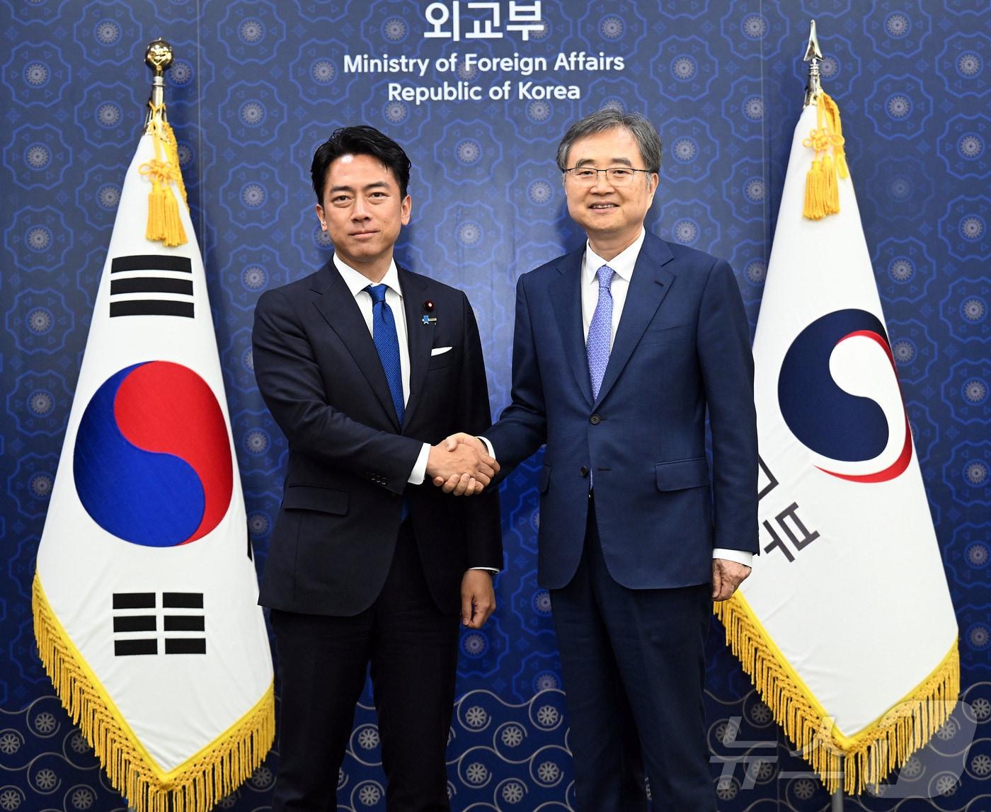 본문 이미지 - 조현 외교부 장관이 11일 서울 종로구 정부서울청사 외교부 대접견실에서 고이즈미 신지로 일본 농림수산대신 면담에 앞서 기념촬영을 하고 있다. (공동취재) 2025.8.11/뉴스1 ⓒ News1 임세영 기자