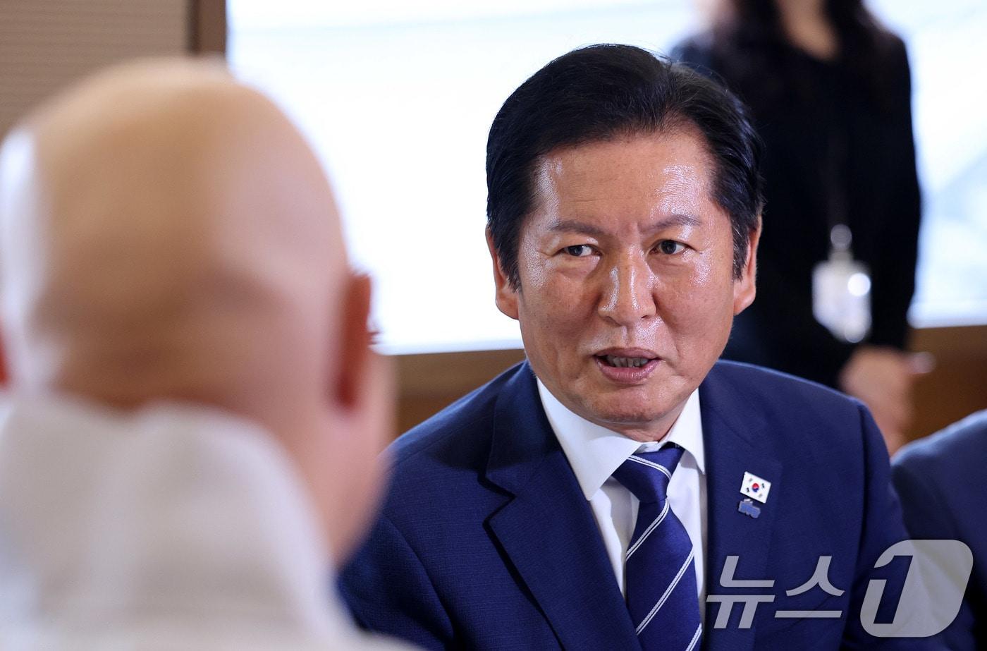 정청래 더불어민주당 대표가 11일 서울 종로구 조계사에서 대한불교조계종 총무원장 진우스님을 예방하고 있다. 2025.8.11/뉴스1 ⓒ News1 박지혜 기자