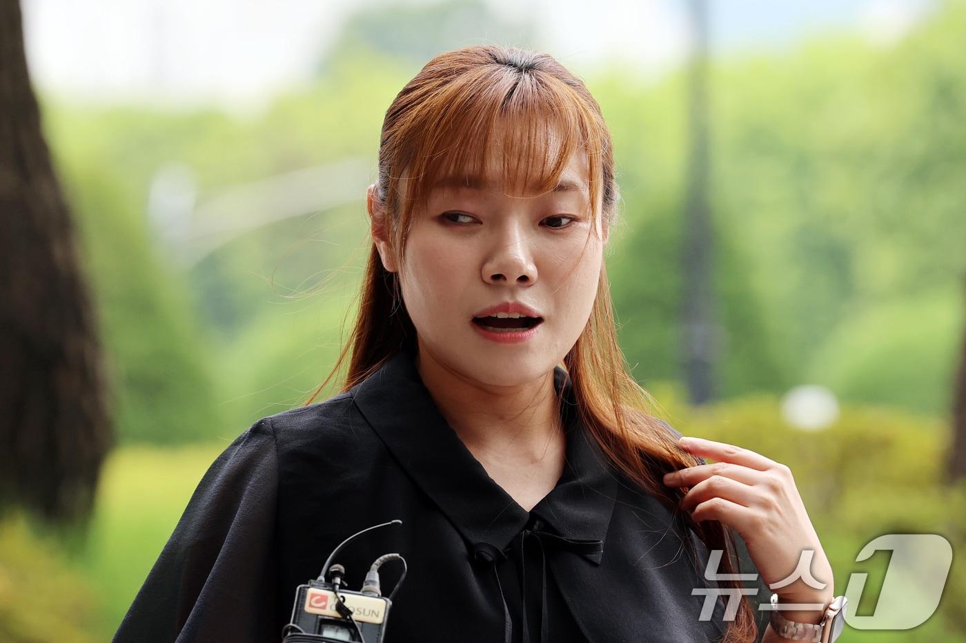 김예지 국민의힘 의원이 11일 오후 서울 서초구 서울고등검찰청에 마련된 내란특검(특별검사 조은석)으로 참고인 조사를 위해 출석, 취재진 질문에 답하고 있다. 2025.8.11/뉴스1 ⓒ News1 황기선 기자