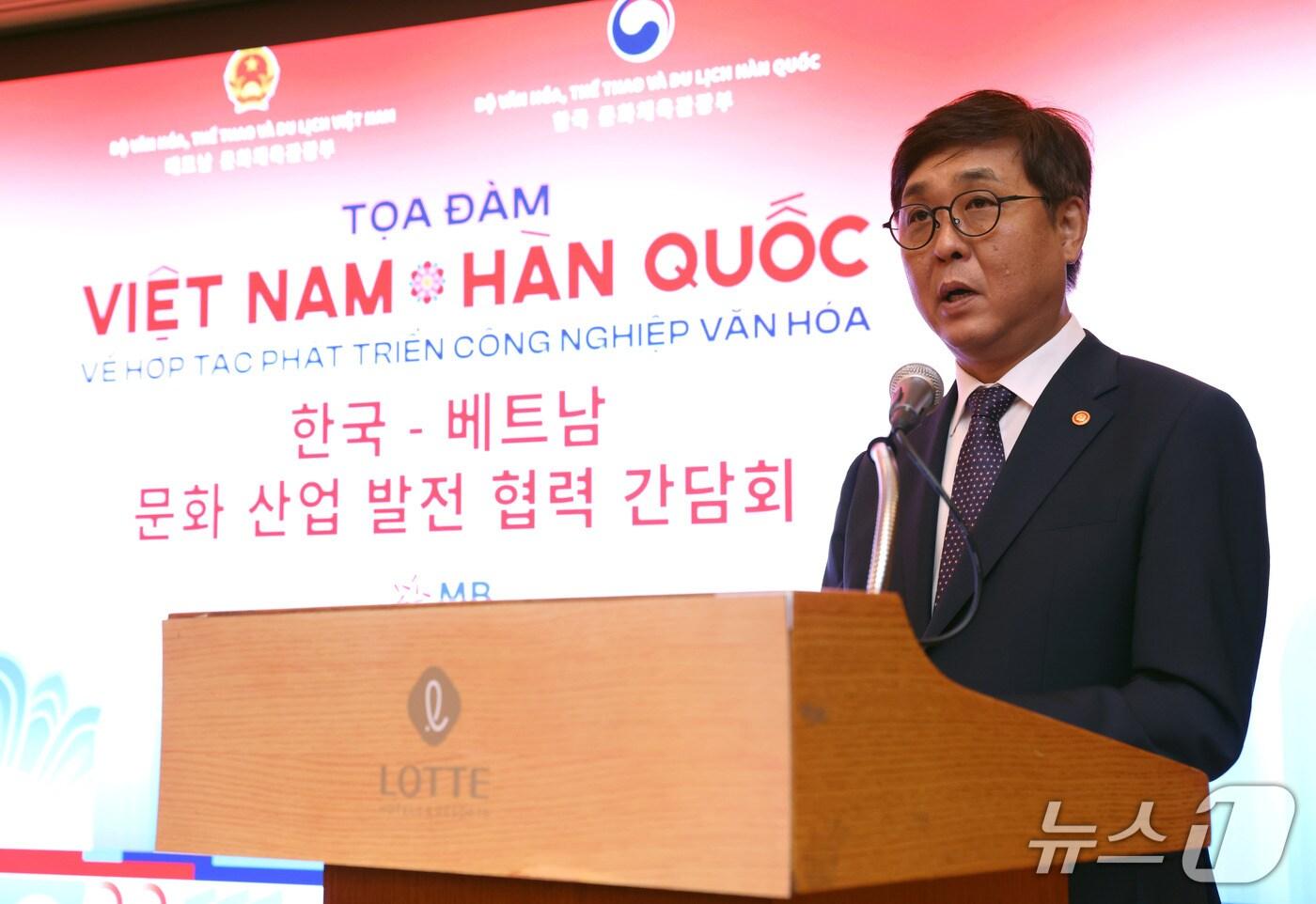 최휘영 장관이 11일 서울 중구 롯데호텔에서 열린 한-베트남 문화 산업 발전 협력 간담회에 참석해 축사를 하고 있다.&#40;제공 문화체육관광부&#41;