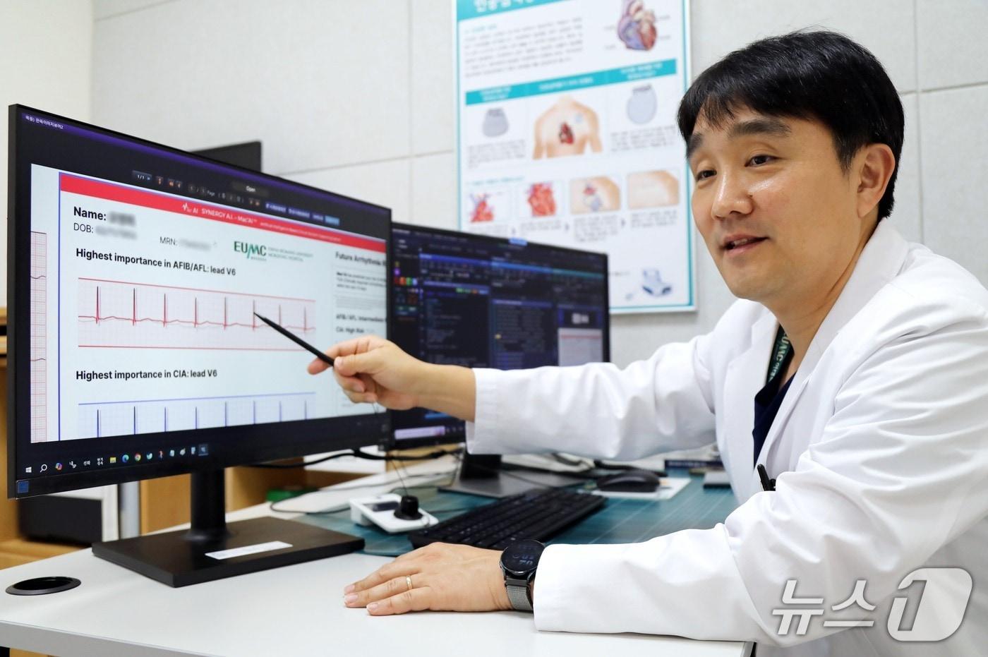 맥케이로 환자 상태 설명하는 이대목동병원 순환기내과 박준범 교수(이대목동병원 제공)