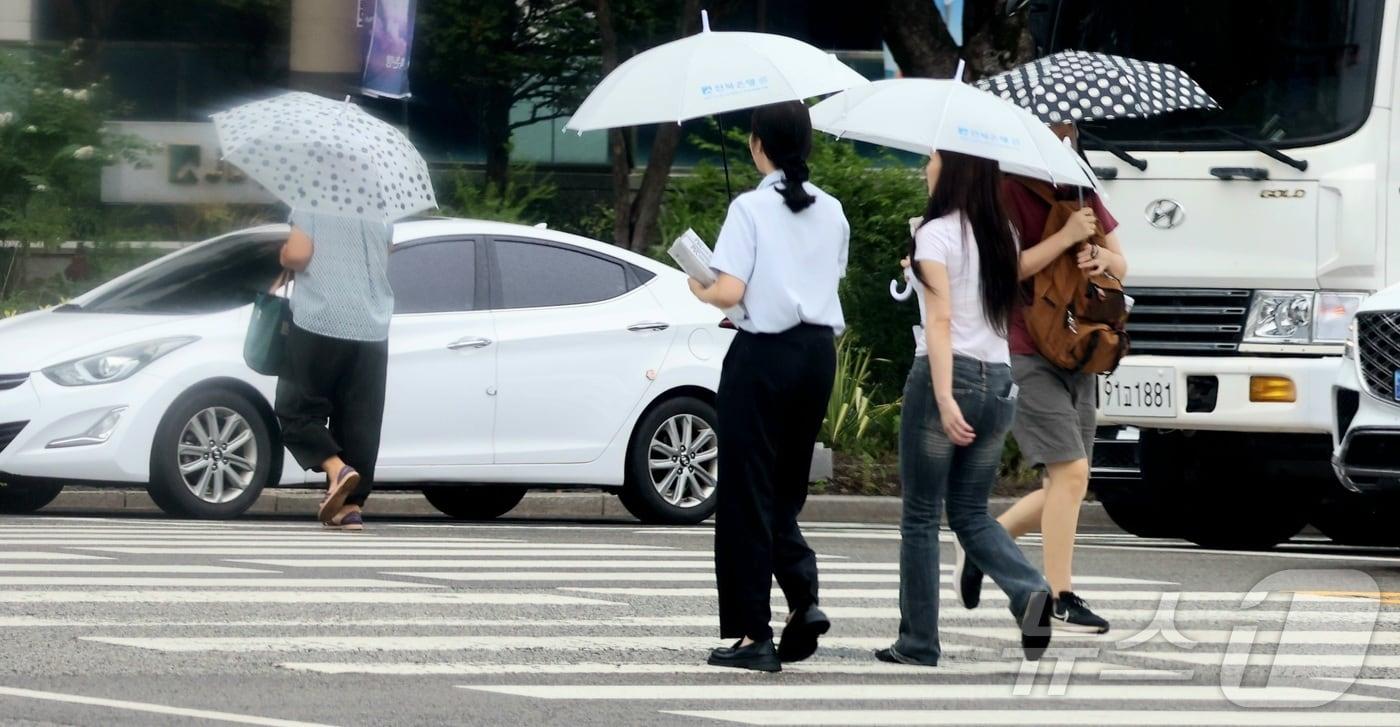 비가 내린 지난 11일 전북 전주시 백제대로에서 우산을 쓴 시민들이 이동하고 있다. 2025.8.11/뉴스1 ⓒ News1 유경석 기자