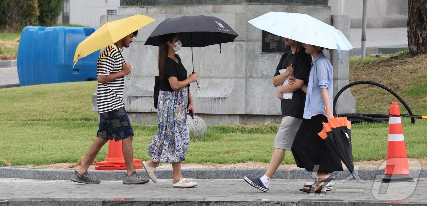 비가 내린 11일 전북 전주시 백제대로에서 우산을 쓴 시민들과 외국인들이 이동하고 있다. 2025.8.11/뉴스1 ⓒ News1 유경석 기자