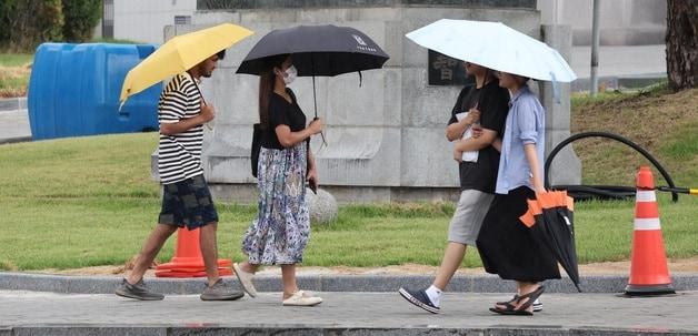 본문 이미지 - 비가 내린 11일 전북 전주시 백제대로에서 우산을 쓴 시민들과 외국인들이 이동하고 있다. 2025.8.11/뉴스1 ⓒ News1 유경석 기자