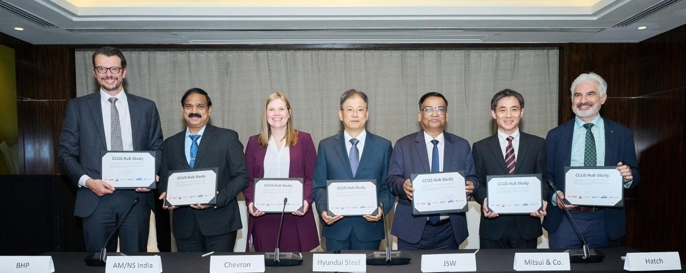현대제철을 비롯한 참여사들이 공동 연구 협약을 체결한 후 기념촬영을 하고 있다. 왼쪽부터 BHP 그룹 영업·마케팅 담당 미카엘 호버스&#40;Michiel Hovers&#41;, AM/NS 인디아 지속가능경영 총괄 아르빈드 보단커르&#40;Arvind Bodhankar&#41;, 쉐브론 사업개발 담당 앨리스 플레셔&#40;Alice Flesher&#41; 부사장, 현대제철 공정연구센터장 김용희 상무, JSW스틸 지속가능경영 담당 프라보다 아차르야&#40;Prabodha Archarya&#41;, 미쓰이상사 탄소중립사업 총괄 켄 야스하라&#40;Ken Yasuhara&#41;, Hatch 기후변화 부문 총괄 얀 곽&#40;Jan Kwak&#41;&#41;. &#40;현대제철 제공&#41;