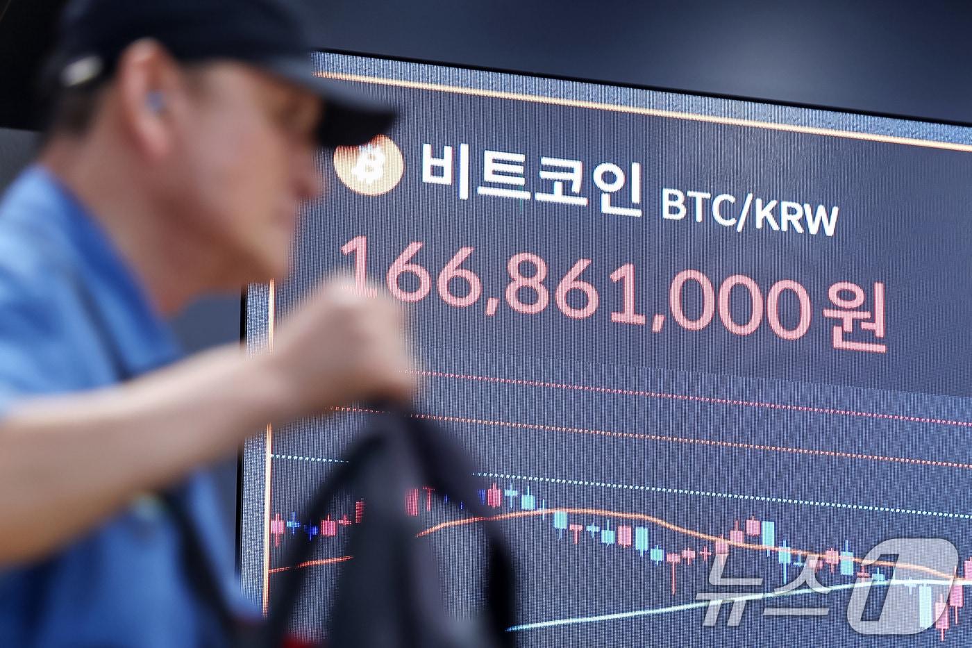 11일 서울 강남구 서초구 빗썸라운지 강남본점 전광판에 비트코인 시황이 나타나고 있다. 2025.8.11/뉴스1 ⓒ News1 민경석 기자