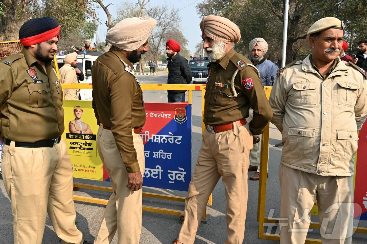 인도 암리차르에 있는 스리 구루 람 다스 지 국제공항에서 경찰이 지난 2월 5일(현지시간) 경비를 서고 있다.(특정 기사 내용과는 무관한 자료사진) 2025. 2.5 ⓒ AFP=뉴스1 ⓒ News1 김경민 기자