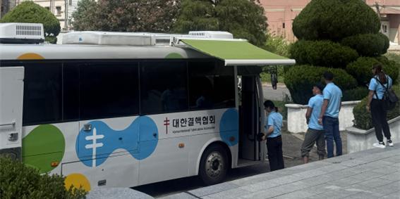 본문 이미지 - 외국인 계절근로자 대상 '찾아가는 무료 결핵검진' 시행 모습.(서천군 제공. 재판매 및 DB금지)/뉴스1