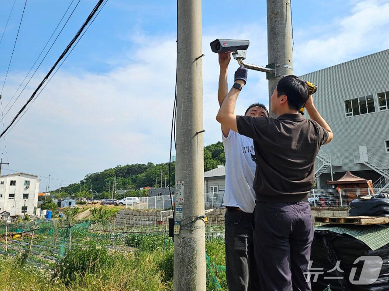 본문 이미지 - 포항남부경찰서가 관계성 범죄 2차 피해 예방을 위해 범죄 위험이 높은 지역에 고화소 이동형 CCTV를 설치했다.(포항남부경찰서 제공, 재판매 및 DB금지) 2025.8.11/뉴스1
