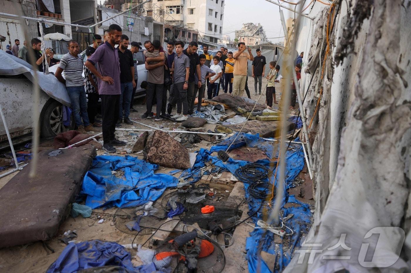 8월 11일&#40;현지시간&#41; 팔레스타인 주민들이 이스라엘군의 야간 공습 이후 파괴된 가자시티 알시파 병원 내 알자지라 방송 텐트를 살펴보고 있다. 2025.08.11. ⓒ AFP=뉴스1 ⓒ News1 권영미 기자