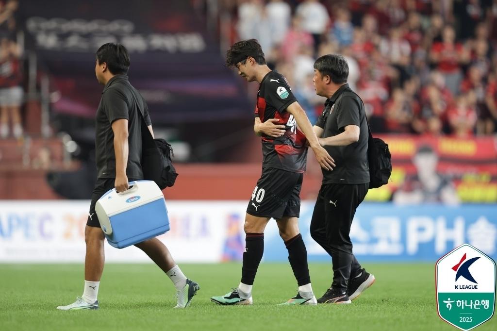 본문 이미지 - 광주FC전에서 갈비뼈 미세골절 부상을 당한 기성용. &#40;한국프로축구연맹 제공&#41;