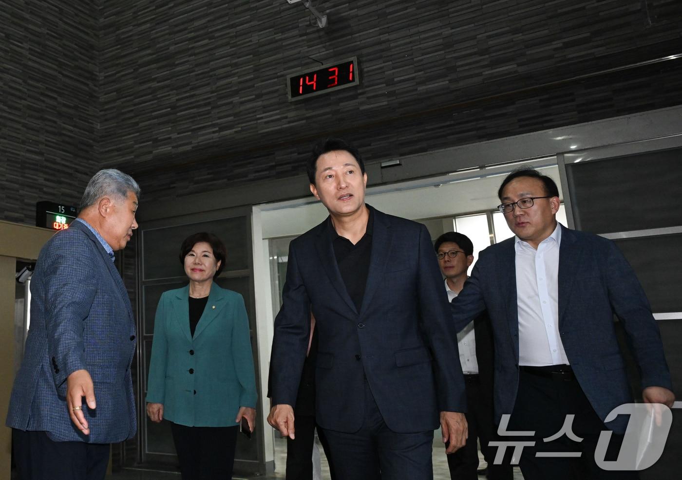 오세훈 서울시장이 11일 오후 증설 화장로 현장점검을 위해 서울 서초구 서울추모공원을 방문해 화장로 4기 증설 현장을 둘러보고 있다. &#40;공동취재&#41; 2025.8.11/뉴스1 ⓒ News1 김민지 기자