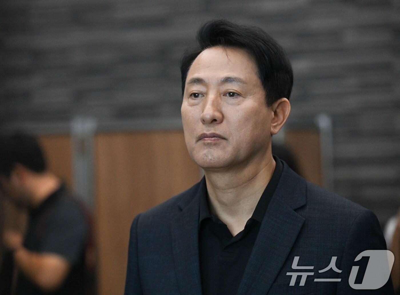 본문 이미지 - 오세훈 서울시장이 11일 오후 증설 화장로 현장점검을 위해 서울 서초구 서울추모공원을 방문해 화장로 4기 증설 현장을 둘러보고 있다. &#40;공동취재&#41; 2025.8.11/뉴스1 ⓒ News1 김민지 기자