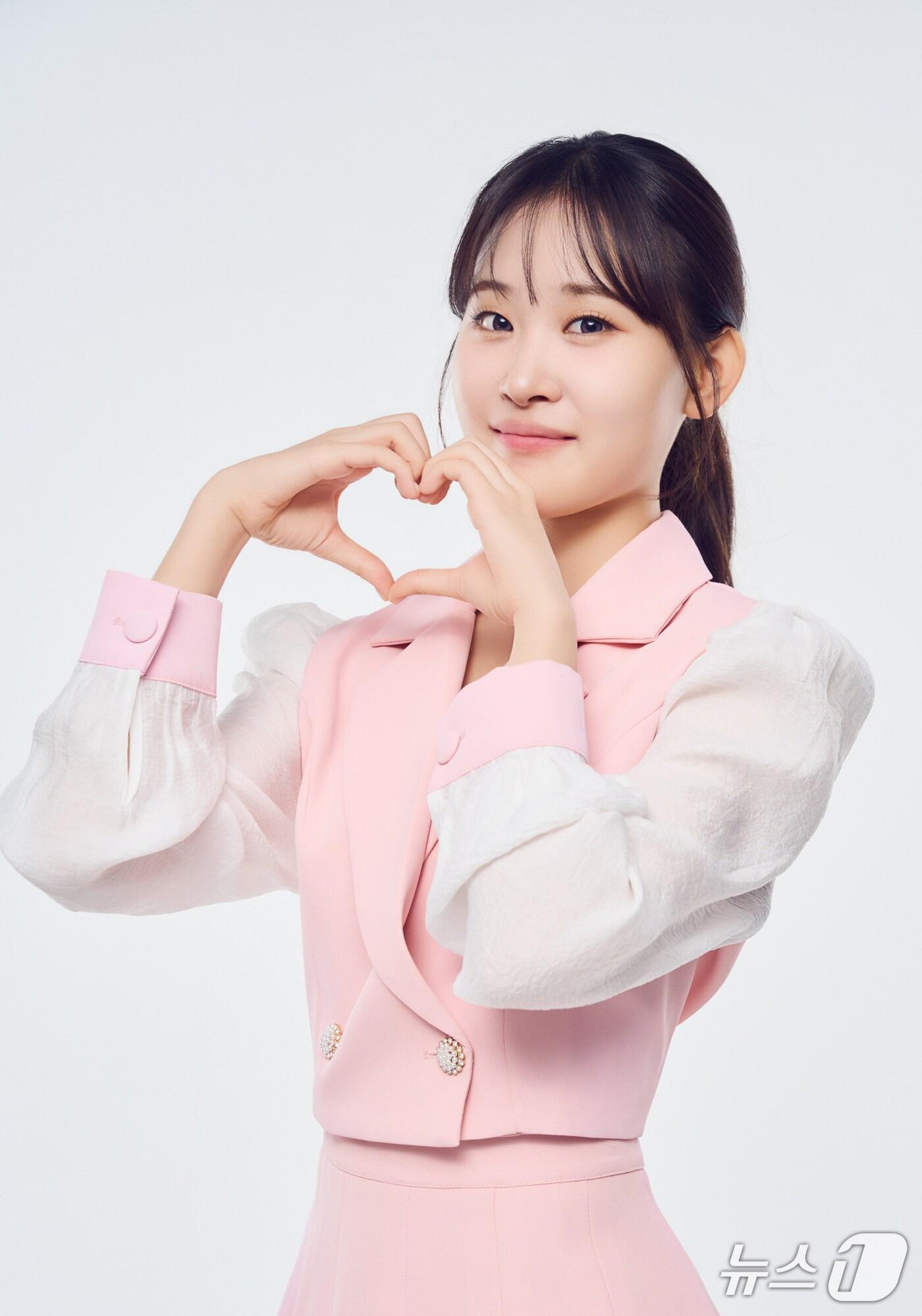 본문 이미지 - 경주 APEC 성공 개최를 기원하며 신곡 '천년 사랑'을 발표한 가수 김다현.(경주시 제공, 재판매 및 DB금지) 2025.8.11/뉴스1 