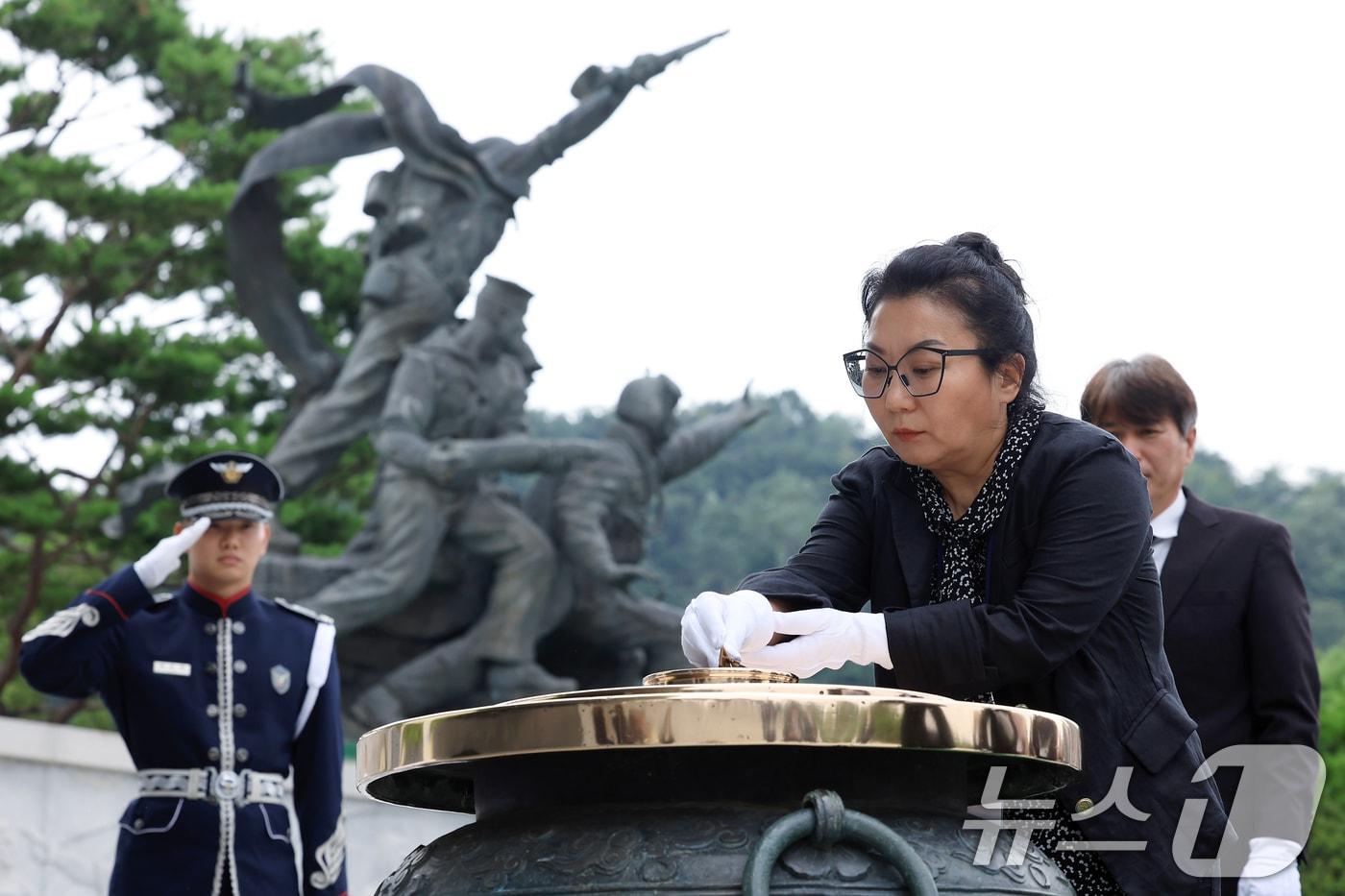 광복 80주년을 맞아 방한한 미국을 비롯한 6개국에 거주 중인 독립유공자 후손 중 신흥무관학교 교관과 수청지역 창해청년단 총사령관 등으로 활약한 김경천 지사&#40;1998년, 대통령장&#41;의 증손인 무사예바 이리나 씨가 11일 오후 서울 동작구 국립서울현충원 현충탑을 찾아 분향하고 있다. 2025.8.11/뉴스1 ⓒ News1 박정호 기자