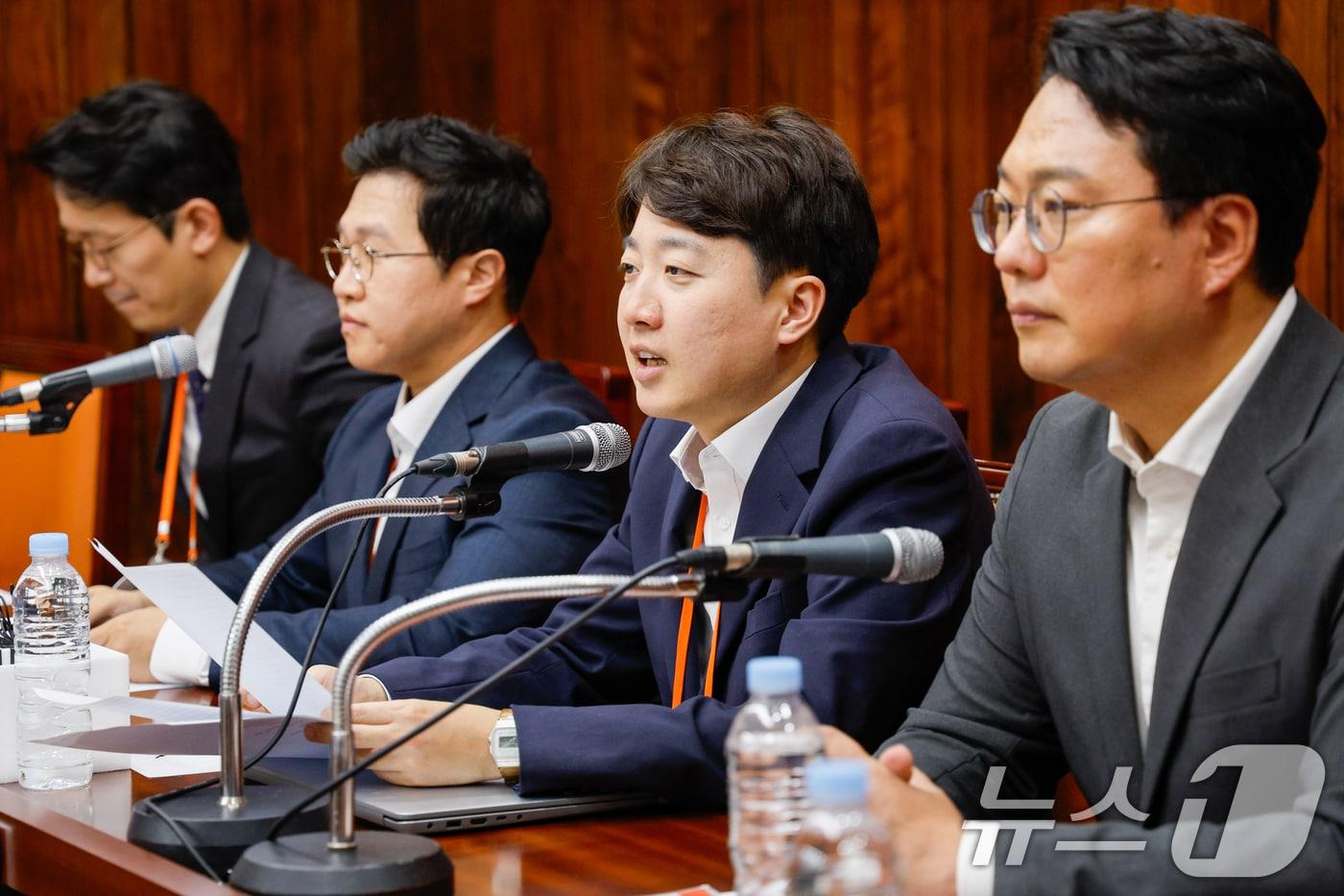 이준석 개혁신당 대표가 11일 서울 여의도 국회도서관에서 3기 지도부 언론인 연찬회 인사말을 하고 있다. 2025.8.11/뉴스1 ⓒ News1 안은나 기자