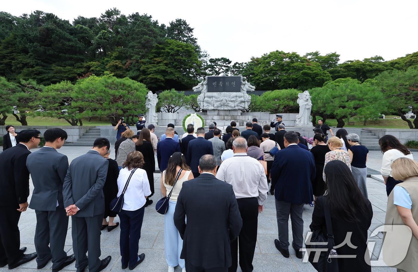 본문 이미지 - 지난해 광복 80주년을 맞아 방한한 미국을 비롯한 6개국에 거주 중인 독립유공자 후손들이 서울 동작구 국립서울현충원 독립유공자묘역을 찾아 참배하는 모습. 2025.8.11 ⓒ 뉴스1 박정호 기자