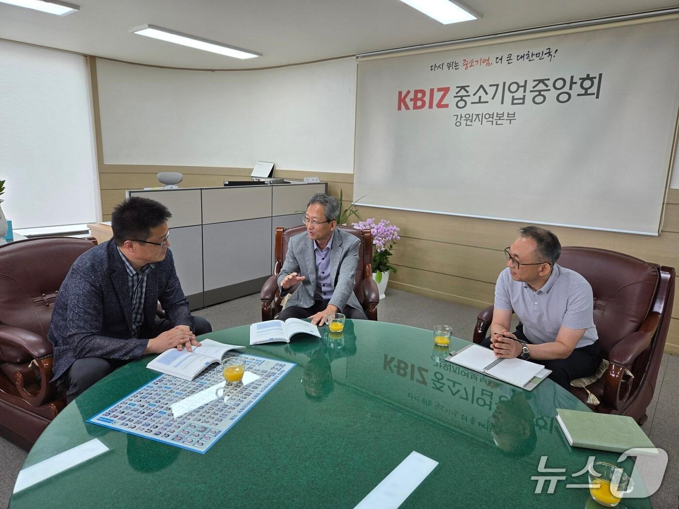 본문 이미지 - 이경원 강원조달청장(사진 가운데)은 11일 중소기업중앙회 강원본부 찾아 중소기업 판로지원에 대해 논의하는 시간을 가졌다.(강원조달청 제공. 재판매 및 DB금지)/뉴스1