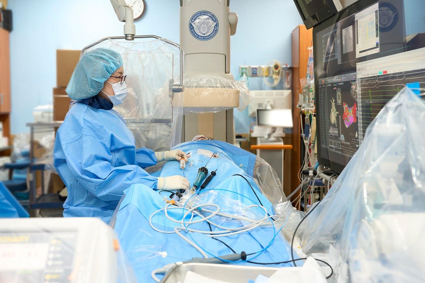 진은선 강동경희대병원 심장혈관내과 교수가  펄스 장 절제술을 진행하고 있다(강동경희대병원 제공)