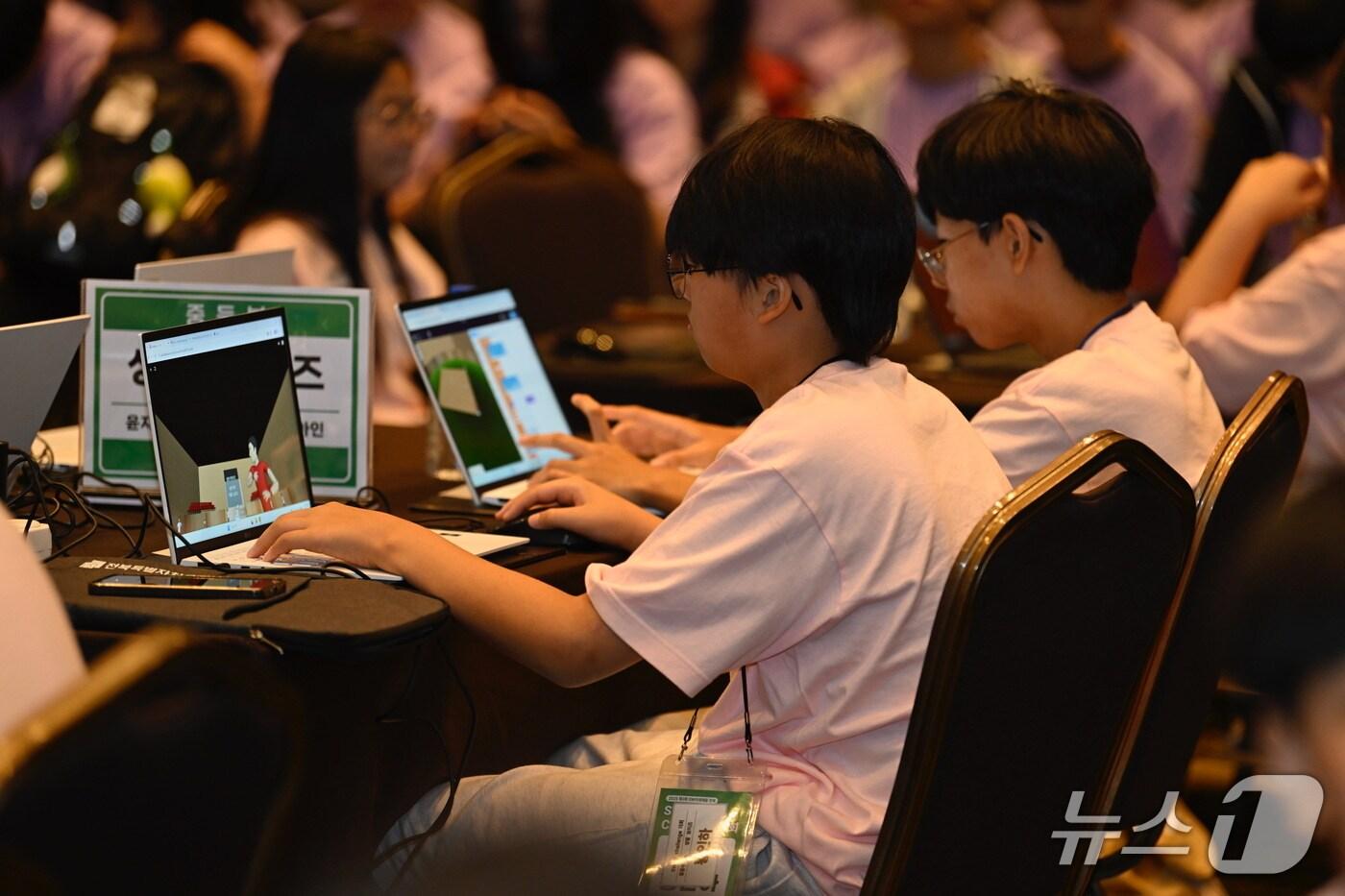 11일부터 12일까지 전북 남원에서 ‘2025년 제3회 SW·AI 챌린지 대회’가 열린 가운데 참가 학생들이 자신들만의 가상공간을 설계하고 있다.&#40;남원시 제공. 재판매 및 DB금지&#41;/뉴스1 