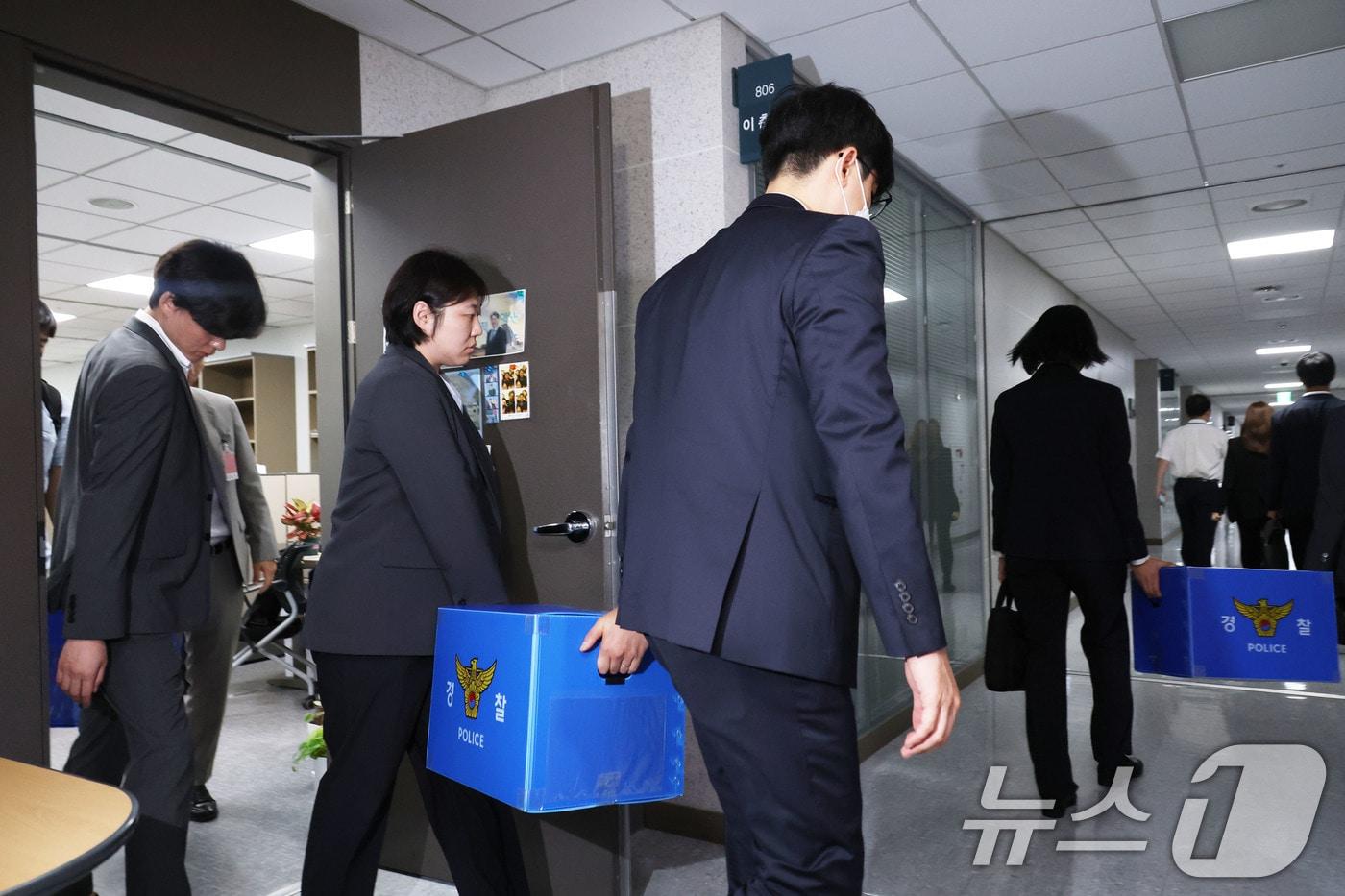 경찰이 11일 차명 주식거래 의혹을 받는 이춘석 의원의 국회 의원회관 사무실 압수수색을 마친뒤 압수품이 든 상자를 들고 이동하고 있다. 2025.8.11/뉴스1 ⓒ News1 이광호 기자