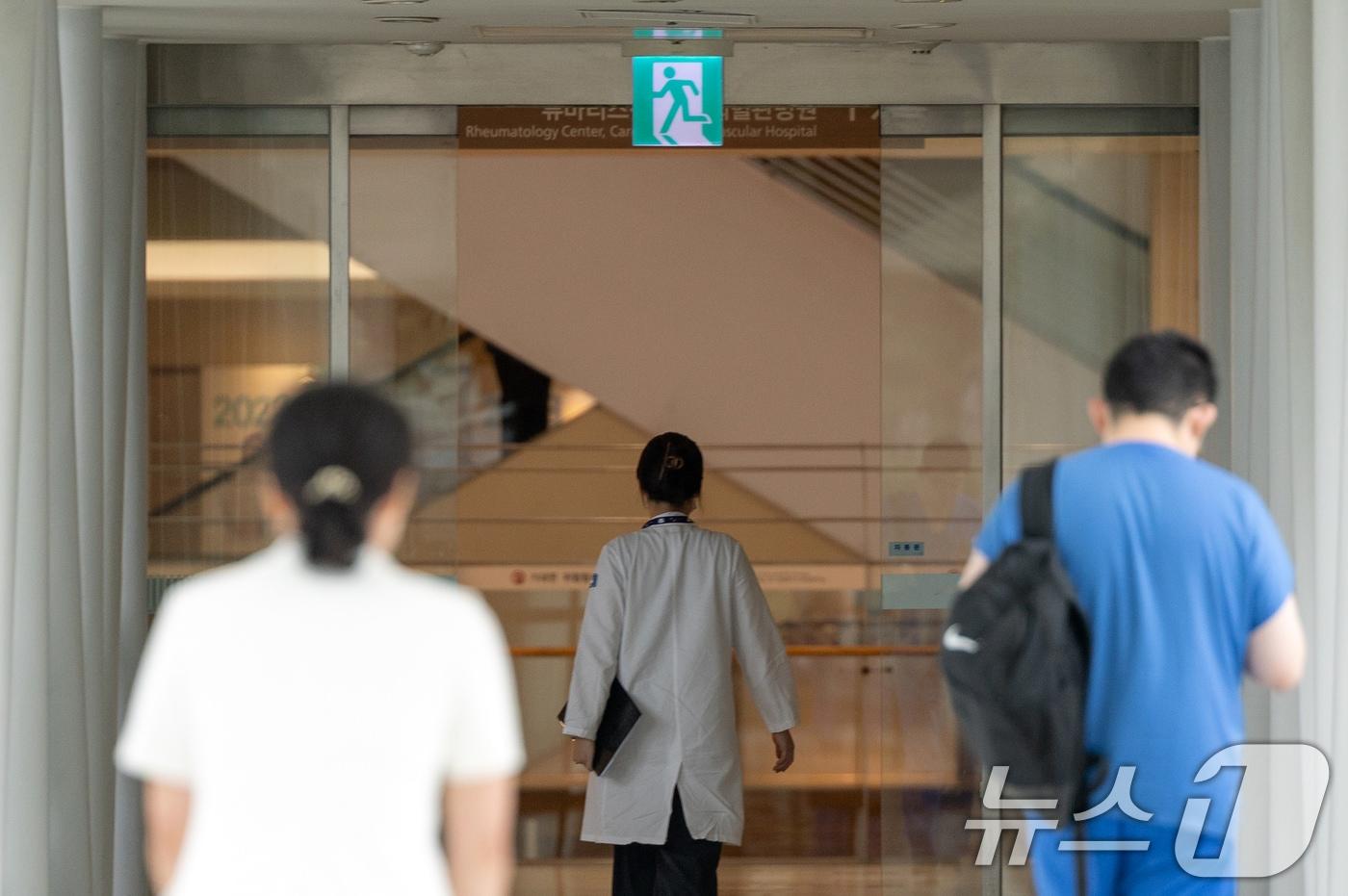 서울 시내 한 대학병원에서 의료진이 걸음을 옮기고 있다. &#40;사진은 기사 내용과 무관함&#41;  2025.8.11/뉴스1 ⓒ News1 자료 사진