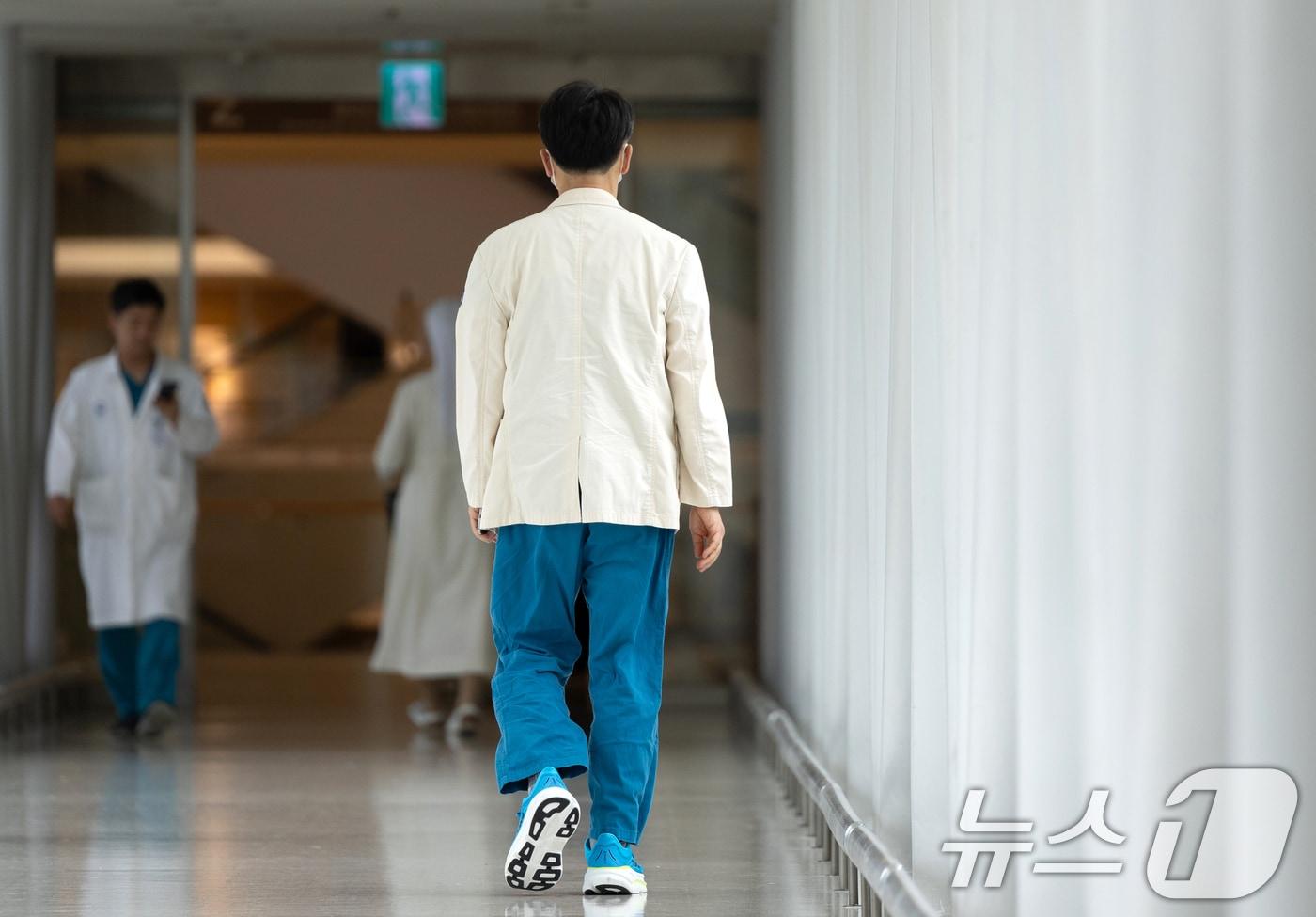 서울 시내 한 대학병원에서 의료진이 걸음을 옮기고 있다.  2025.8.11/뉴스1 ⓒ News1 이승배 기자 &#40;사진은 기사 내용과 무관함&#41; / 뉴스1 ⓒ News1