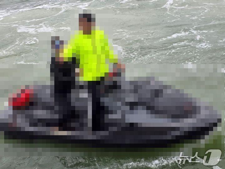 본문 이미지 - 부산에서 운항 범위를 넘겨 부산해경에 적발된 수상오토바이. &#40;부산해경 제공. 재판매 및 DB 금지&#41;