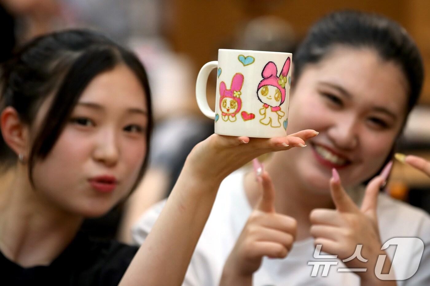 11일 오후 대구 달서구 계명대 행소박물관에서 여름방학을 맞아 열린 '외국인 유학생을 위한 특별 문화체험'에 참여한 학생들이 직접 동물 문양을 그려 넣어 열처리 후 완성된 머그잔을 살펴보고 있다. 2025.8.11/뉴스1 ⓒ News1 공정식 기자