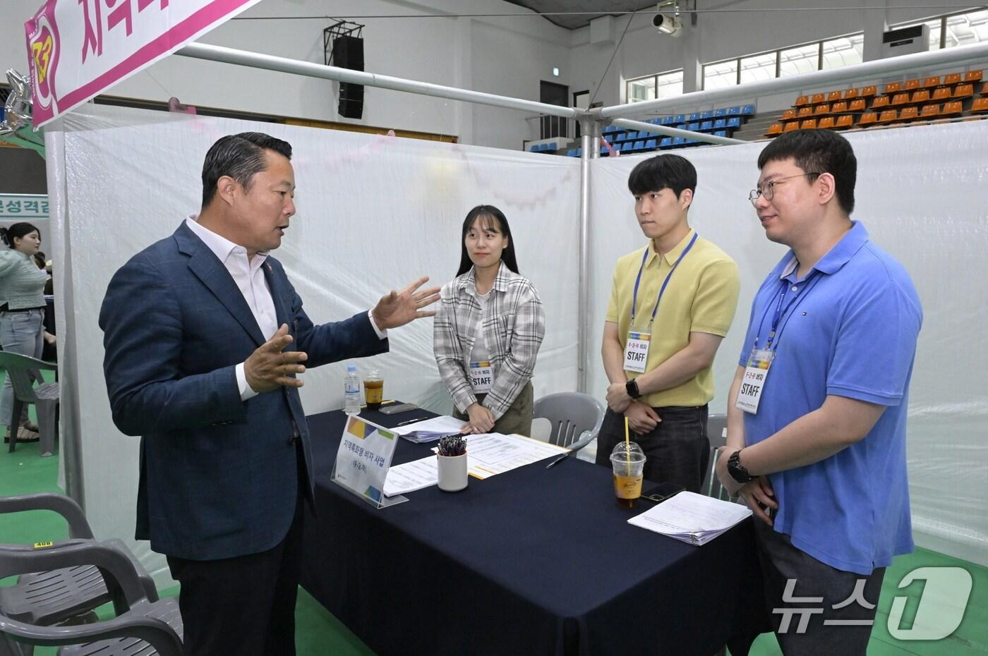 지난해 열린 &#39;2024년 순창군 일 구하는 날&#39; 취업박람회에서 최영일 군수가 행사 참여 기업 관계자들과 대화를 나누고 있다.&#40;순창군 제공. 재판매 및 DB금지&#41;/뉴스1 
