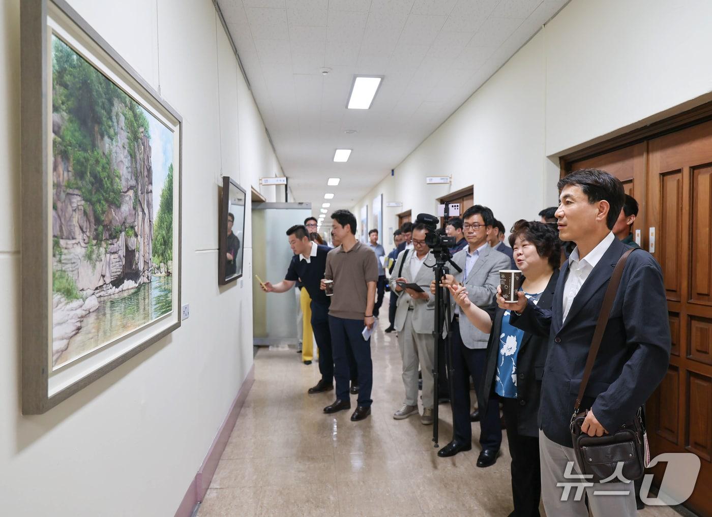 본문 이미지 - 김진태 강원도지사가 11일 강원 미술인의 작품을 전시·판매하는 ‘강원 갤러리’를 둘러보고 있다.&#40;강원도 제공. 재판매 및 DB금지&#41;/뉴스1