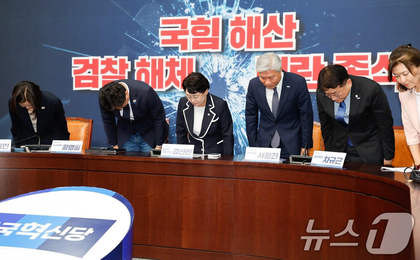 김선민 조국혁신당 대표 권한대행과 의원들이 11일 오후 서울 여의도 국회에서 조국 전 대표 8·15 광복절 특별사면에 대한 입장을 밝히기 앞서 인사하고 있다. 2025.8.11/뉴스1 ⓒ News1 안은나 기자