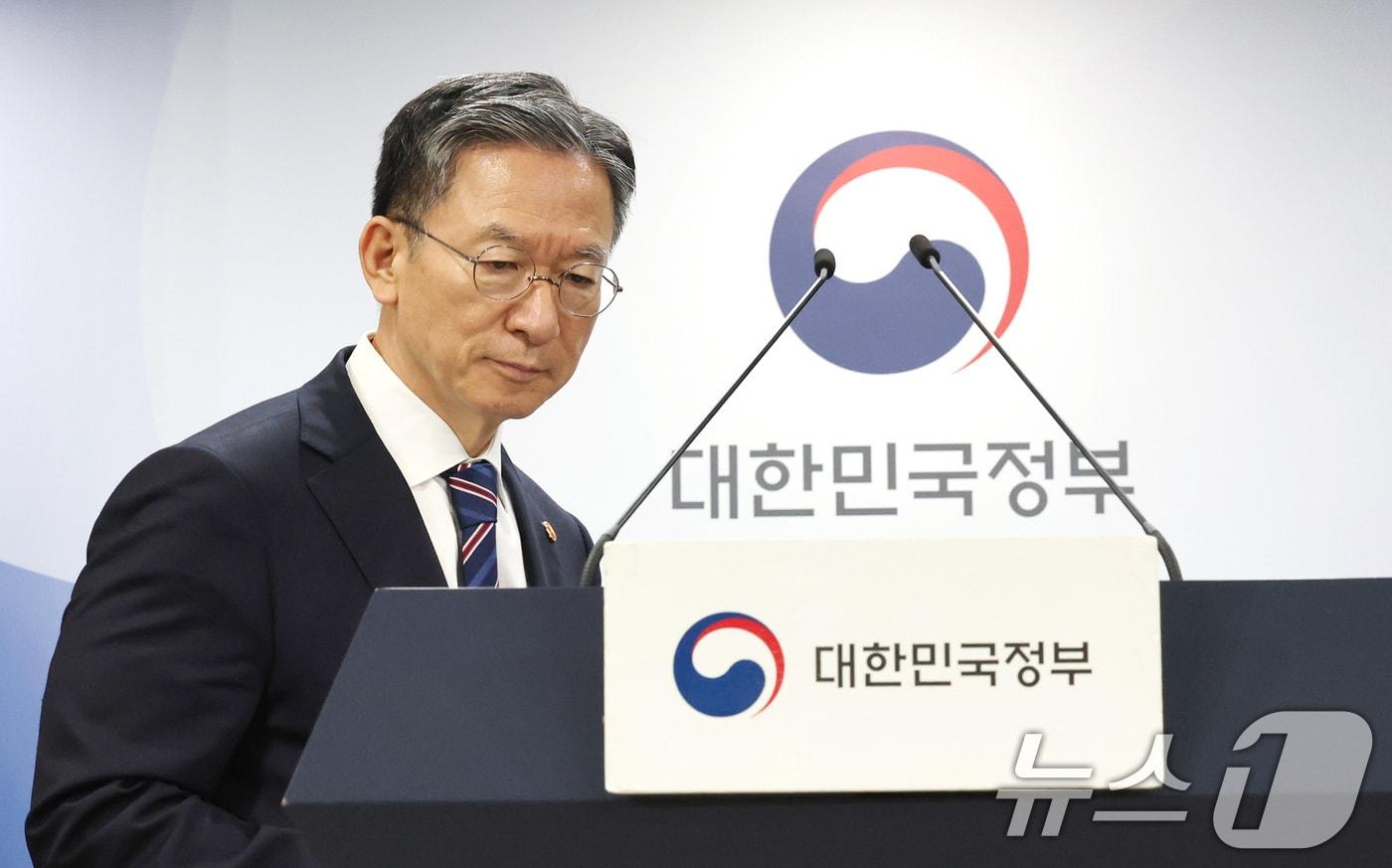 정성호 법무부 장관이 11일 오후 서울 종로구 정부서울청사에서 8·15 광복절 특별 사면 명단을 발표하고 있다. 2025.8.11/뉴스1 ⓒ News1 임세영 기자