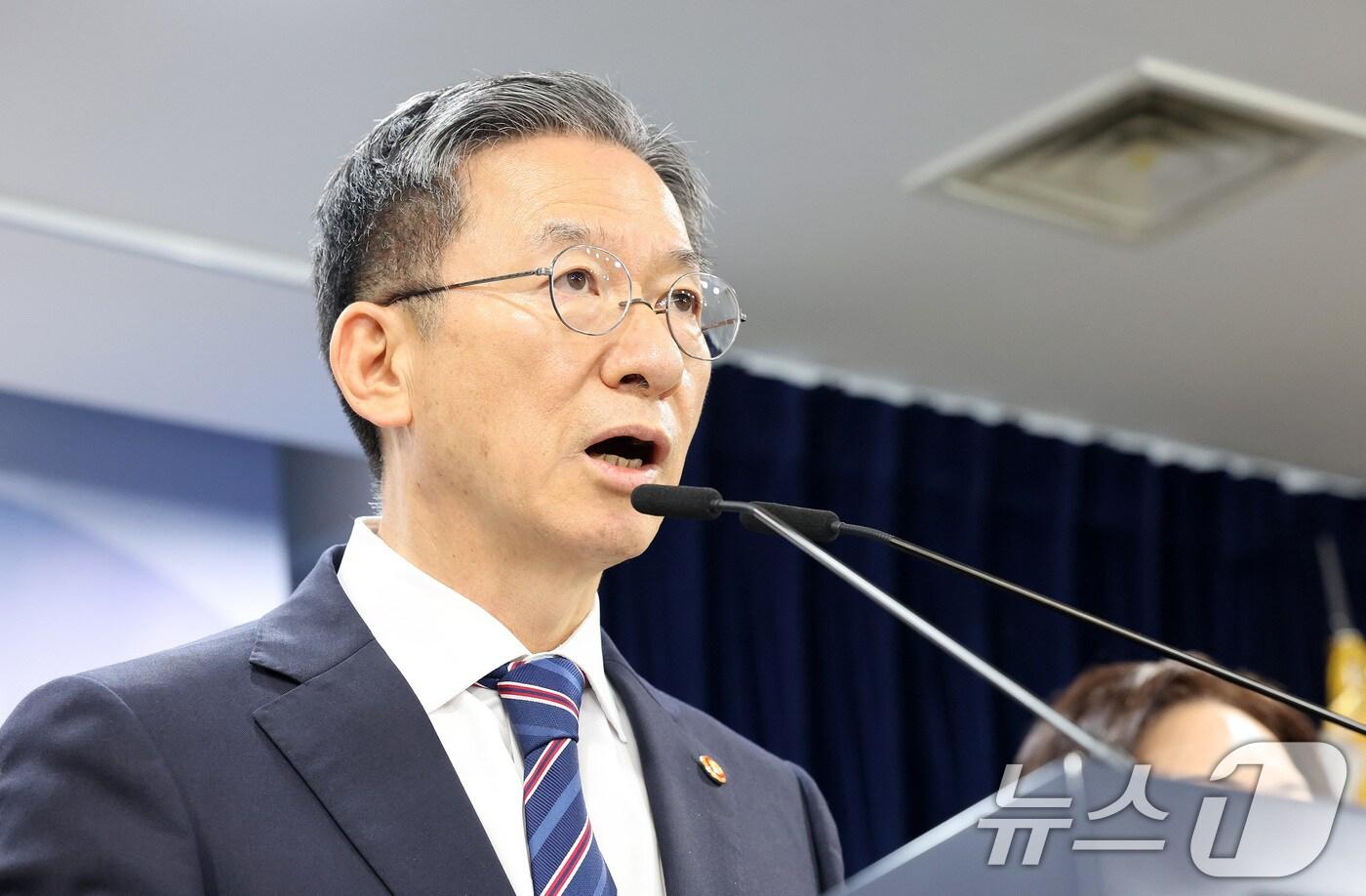 정성호 법무부 장관이 11일 오후 서울 종로구 정부서울청사에서 8·15 광복절 특별 사면 명단을 발표하고 있다. ⓒ News1 임세영 기자