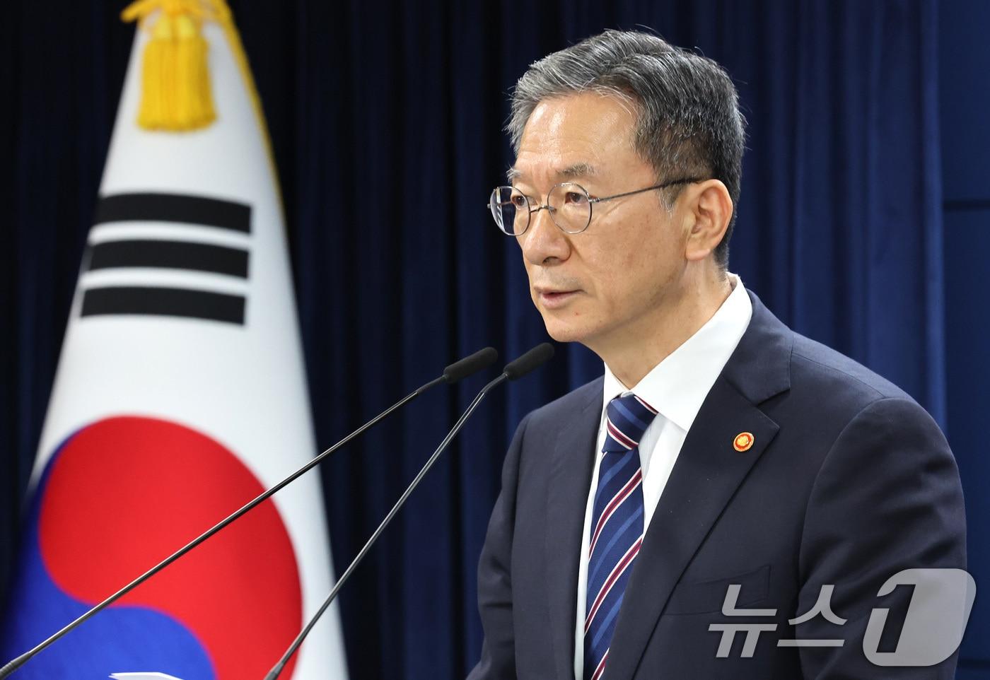 정성호 법무부 장관이 11일 오후 서울 종로구 정부서울청사에서 8·15 광복절 특별 사면 명단을 발표하고 있다.  2025.8.11/뉴스1 ⓒ News1 임세영 기자