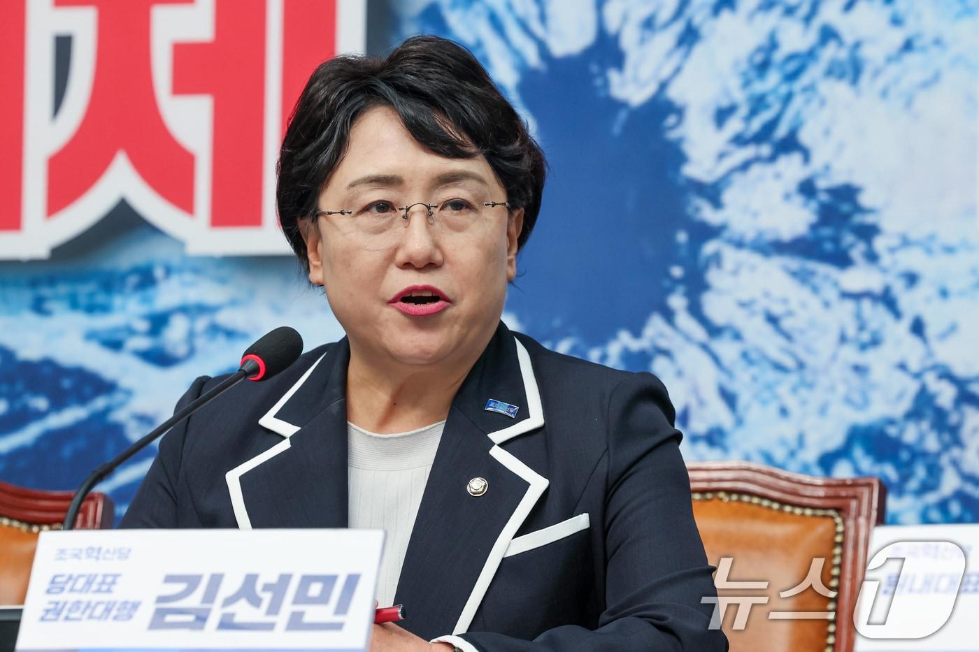 김선민 조국혁신당 대표 권한대행이 11일 오후 서울 여의도 국회에서 조국 전 대표 8·15 광복절 특별사면에 대한 입장을 밝힌 뒤 취재진 질문에 답하고 있다. 2025.8.11/뉴스1 ⓒ News1 안은나 기자