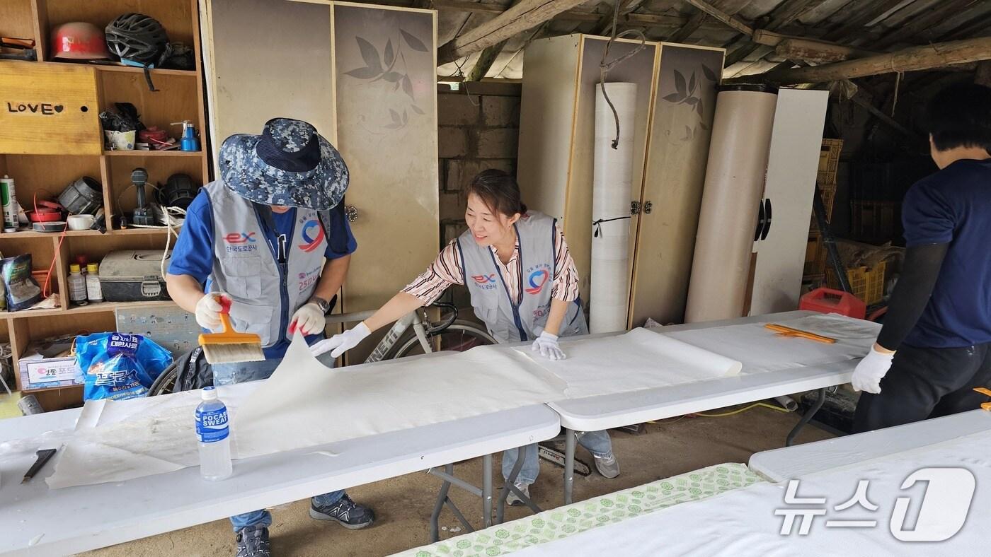 충북 옥천지역 취약계층 집수리 봉사에 나선 한국도로공사 봉사단&#40;도로공사 대전충남본부 제공&#41; /뉴스1