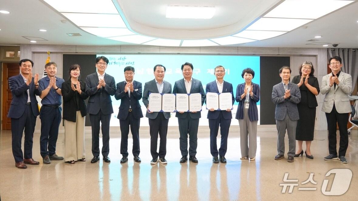 본문 이미지 - 11일 아산시청에서 열린 제2기 충남행복교육지구 운영 협약 체결식. (충남교육청 제공, 재판매 및 DB금지) / 뉴스1