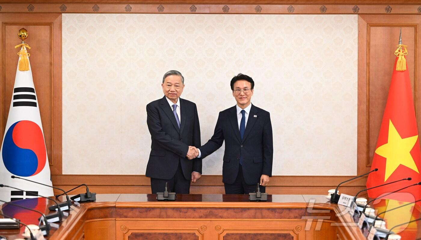 김민석 국무총리와 또 럼 베트남 당 서기장이 11일 서울 종로구 정부서울청에서 면담을 앞두고 기념 촬영을 하고 있다. 2025.8.11/뉴스1 ⓒ News1 청사사진기자단