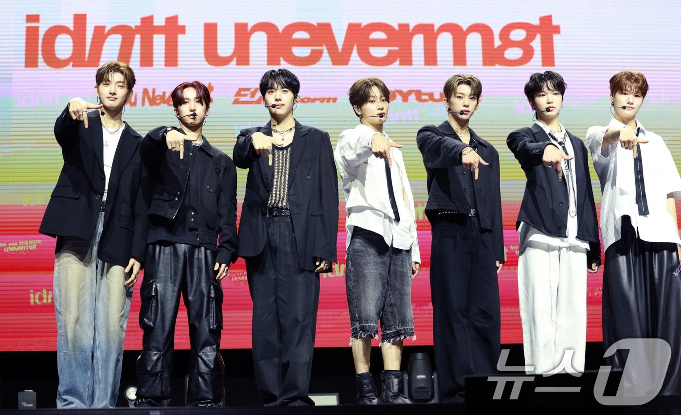 그룹 아이덴티티(idntt)의 첫 유닛 유네버맷(unevermet)이 11일 오후 서울 한남동 블루스퀘어에서 가진 데뷔 앨범 '유네버멧' 발매 기념 쇼케이스에 참석해 포즈를 취하고 있다. 2025.8.11/뉴스1 ⓒ News1 권현진 기자