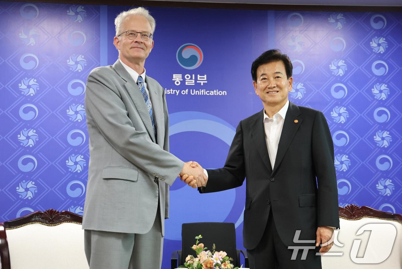 정동영 통일부 장관(오른쪽)이 11일 오후 서울 종로구 정부서울청사에서 칼 울르프 안데르손 주한 스웨덴대사를 접견하고 있다. 2025.8.11/뉴스1 ⓒ News1 임세영 기자