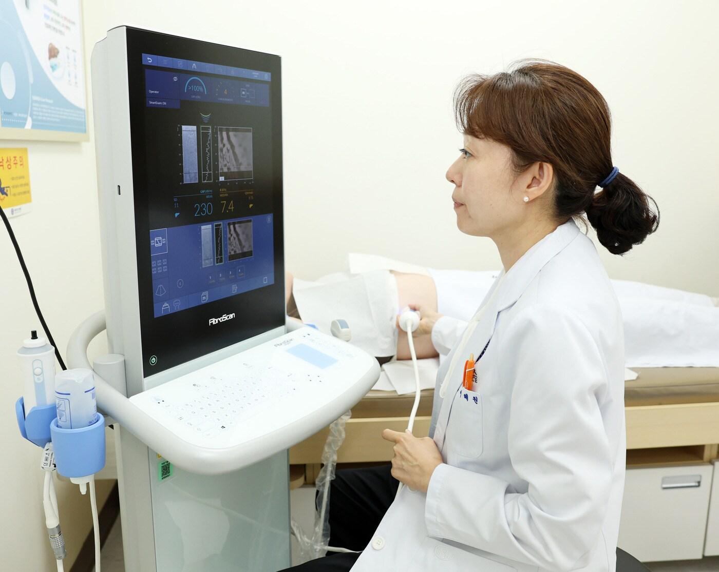 본문 이미지 - 이혜원 세브란스병원 교수가 진동제어초음파 탄성측정법 검사를 실시하고 있다(세브란스병원 제공)