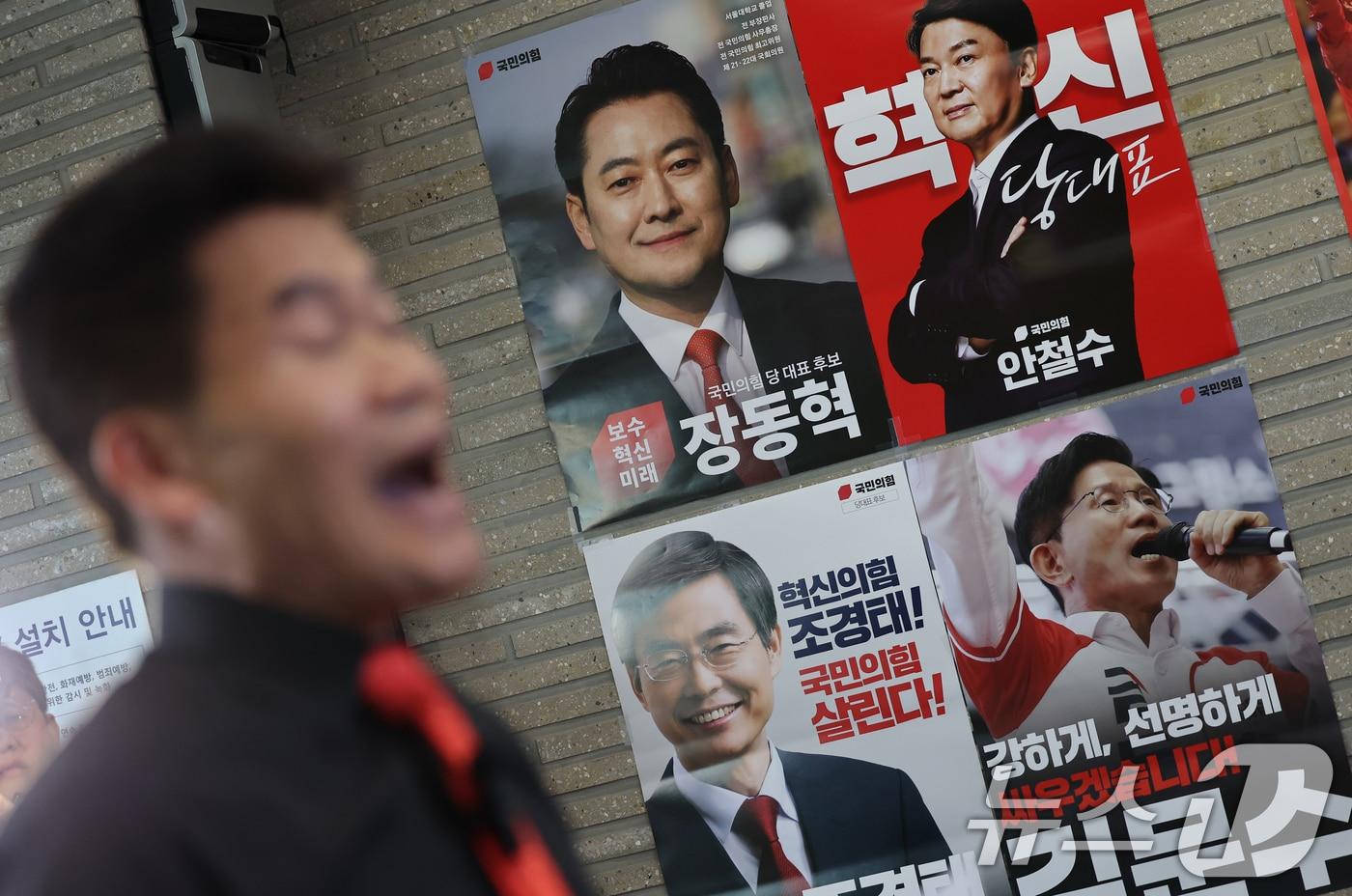 국민의힘 전당대회 합동연설회 야유 사태를 일으킨 전한길 씨가 11일 오후 서울 여의도 국민의힘 당사에서 최고위원 선거에 출마한 김근식 후보에 대한 징계 요구서를 제출하며 입장을 밝히고 있다. 2025.8.11/뉴스1 ⓒ News1 오대일 기자